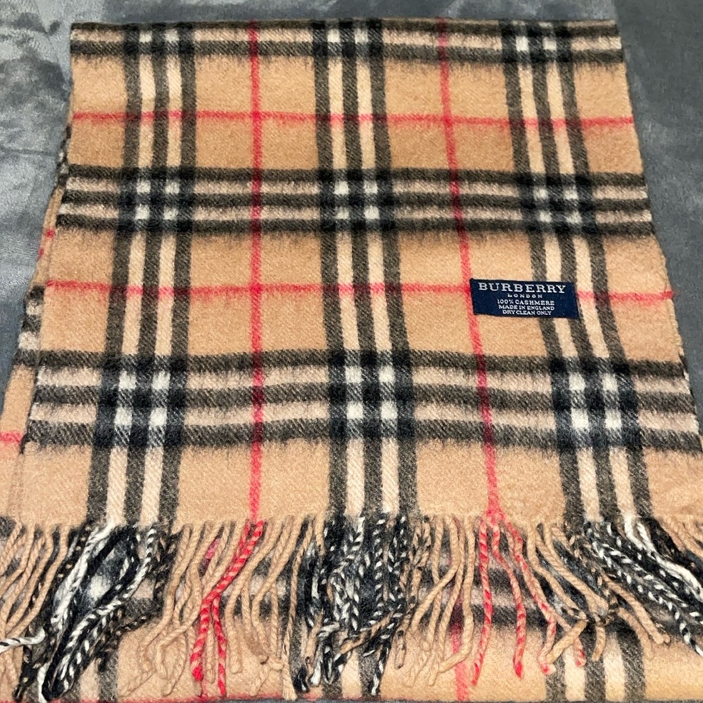 Pre loved Burberry 100% Cashmere pristine condition size 52” X 12”